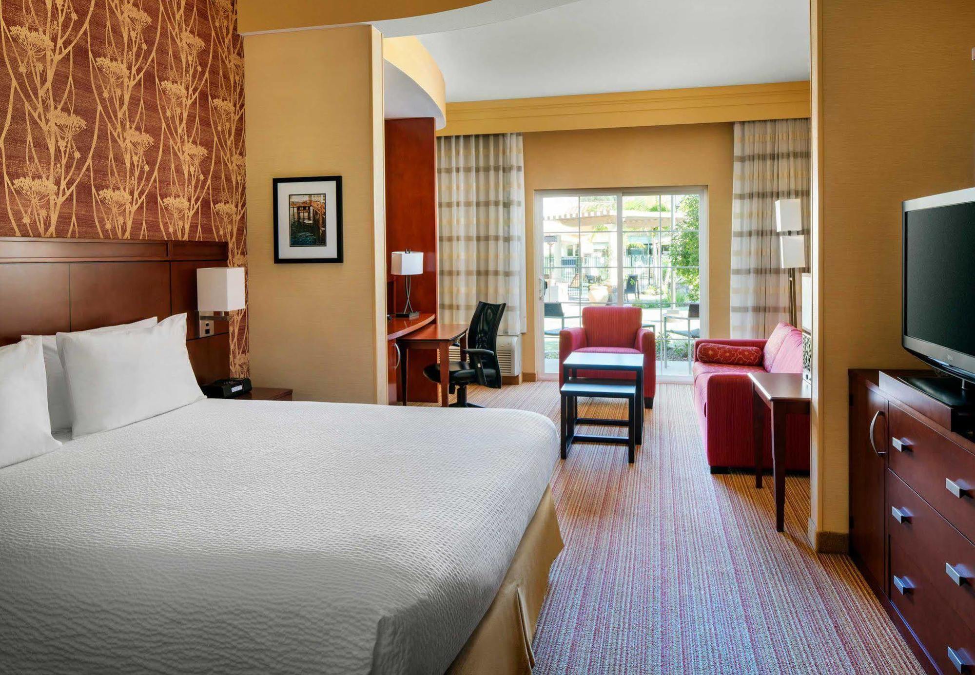 Отель Courtyard By Marriott Santa Barbara Голета Экстерьер фото